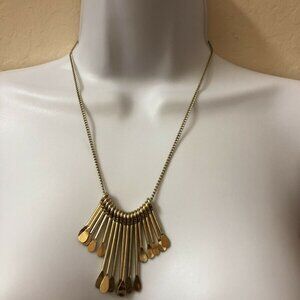 Necklace with a Gold finish and Serpentine Chains